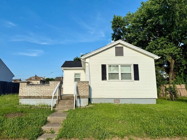 Primary Photo - Cottage with a large porch