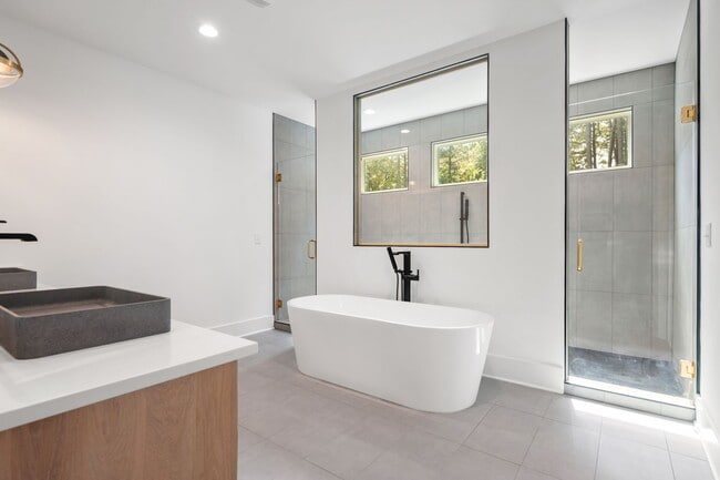 Building Photo - Custom 5 bedroom, 5 bathroom home with Woo...