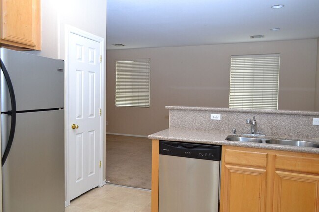 Building Photo - SW - 3 BEDROOMS PLUS LOFT SPACE