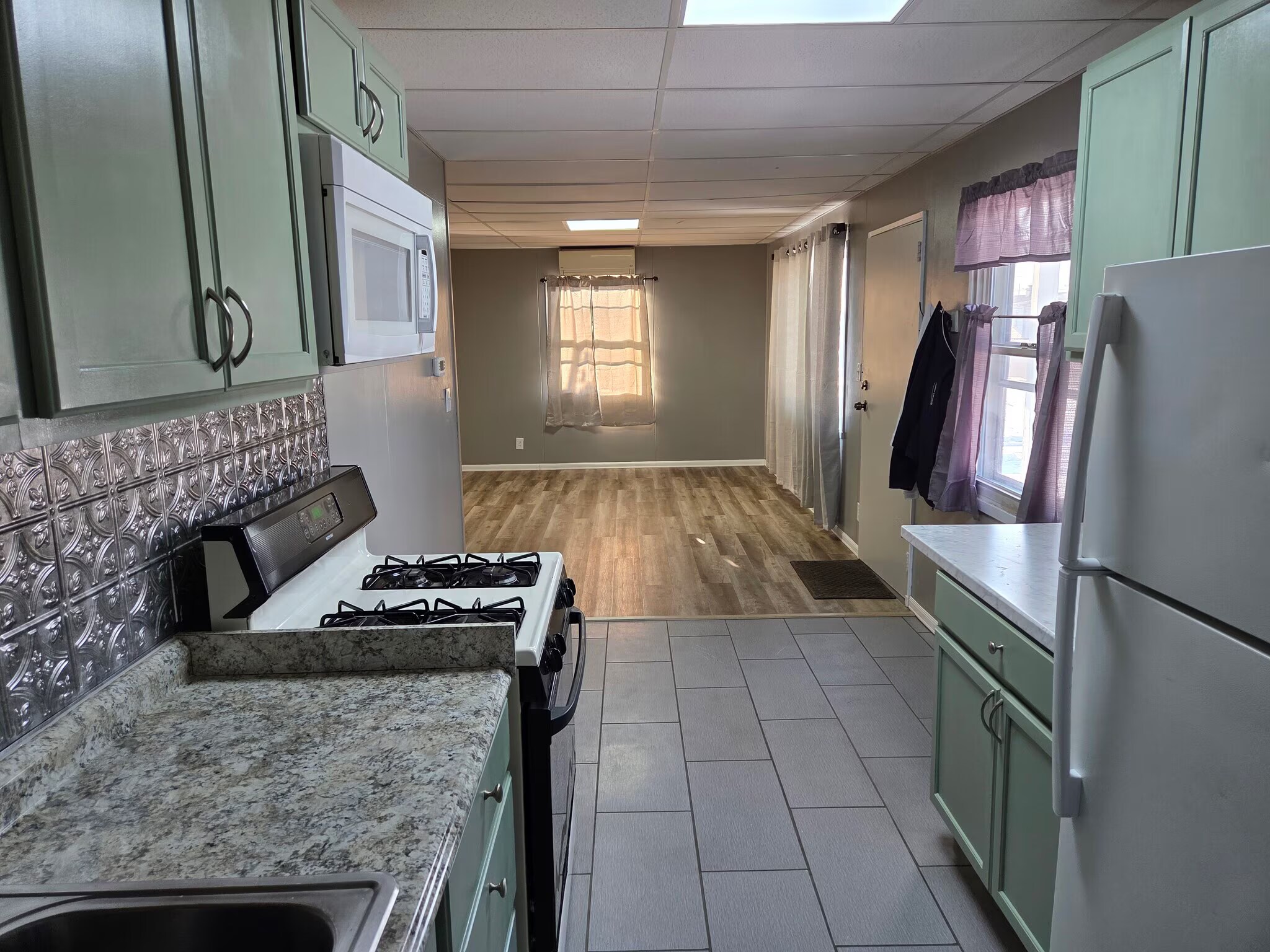 Building Photo - 1331 W 22nd St