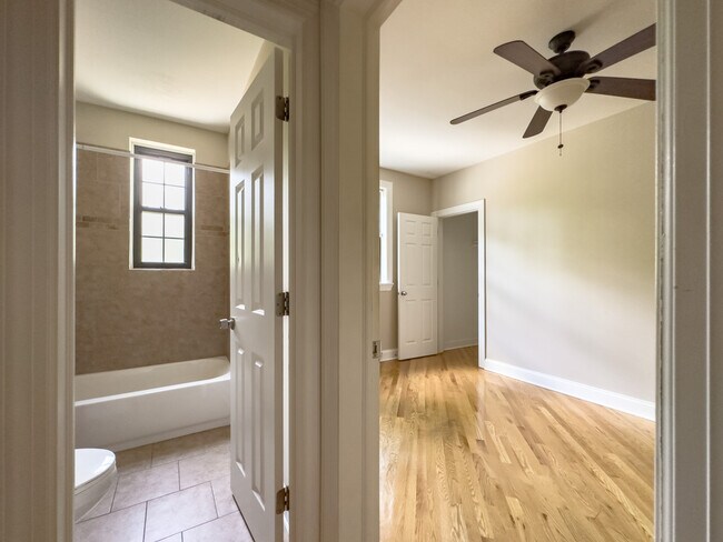 Building Photo - 899 Green Bay Rd