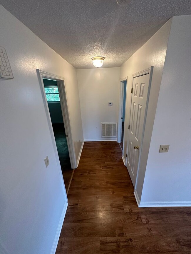 Building Photo - 1404 Valleywood Dr