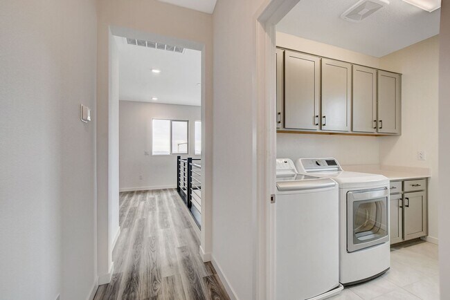 Building Photo - Spacious 3-Bed Summerlin Home with Den, Lo...