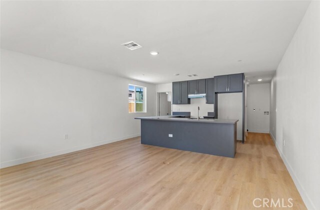 Building Photo - 707 W 80th St