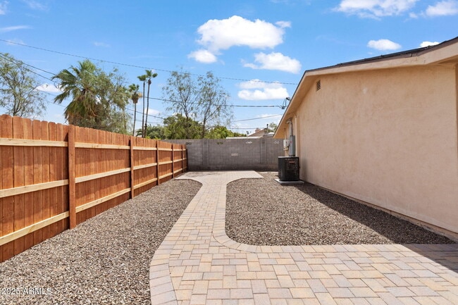 Building Photo - 744 E Meadow Ln
