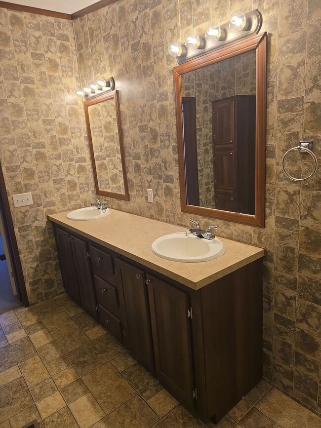 Building Photo - Refurbished 4 bedroom 2 bath