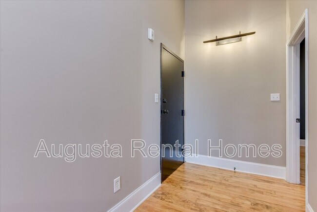 Building Photo - 936 Broad St