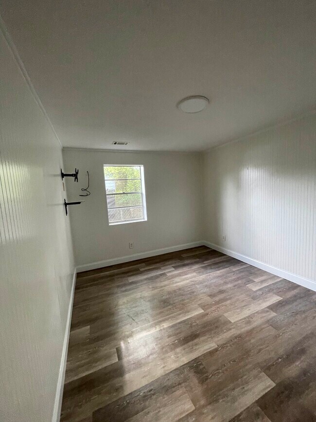 Building Photo - 187 Karen Dr