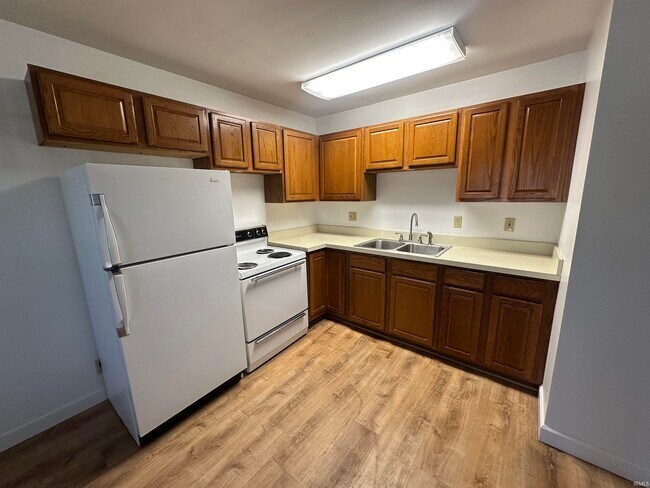 Building Photo - 665 St Mary's Dr