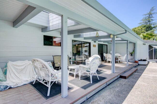 Building Photo - 3340 Terra Linda Dr