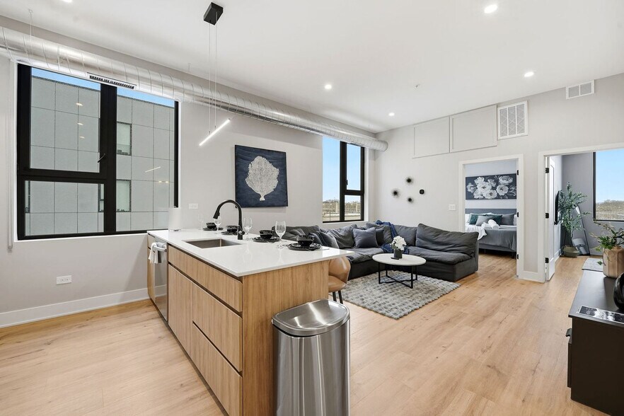 Building Photo - 6044 N Winthrop Ave