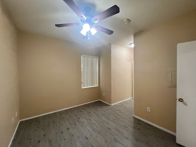 Building Photo - Beautiful Summerlin townhome, 3 bed, 2.5 bath, on 1st floor.