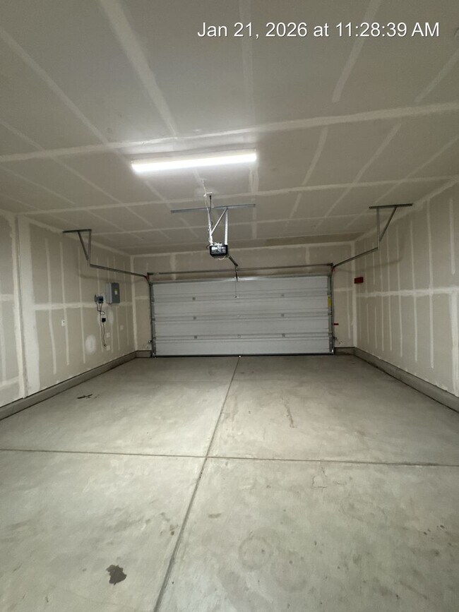 Building Photo - 4 Bedroom home located in Northside Visalia! Available Now!!