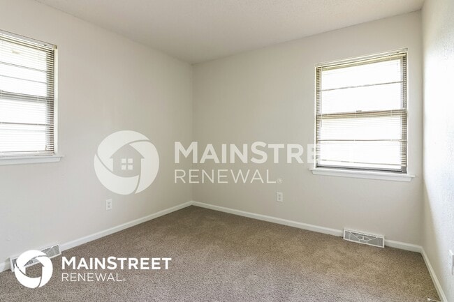 Building Photo - 404 SW Redwood Dr