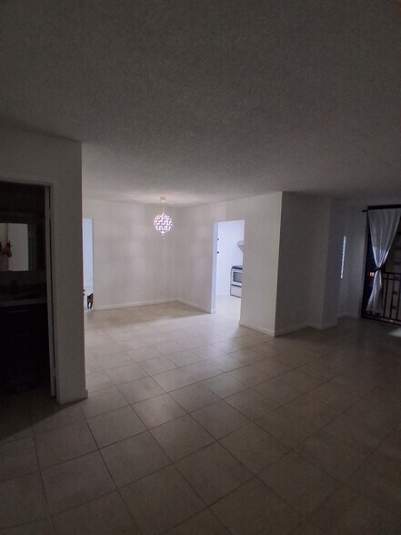 Building Photo - 17021 N Bay Rd