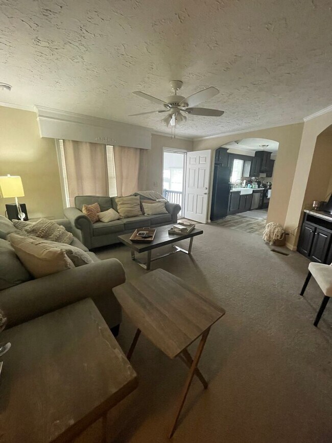 Building Photo - 3 Bedroom 2 Bath Home with large Sunroom i...