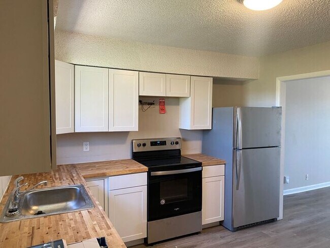 Building Photo - Renovated East Nash Duplex!