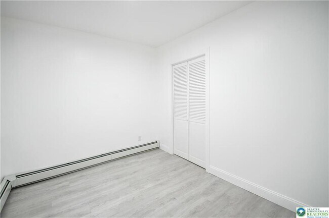 Building Photo - 459 Linden St