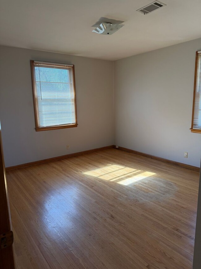 Building Photo - 4 bd 2 ba including a basement apartment in a great East Nashville location