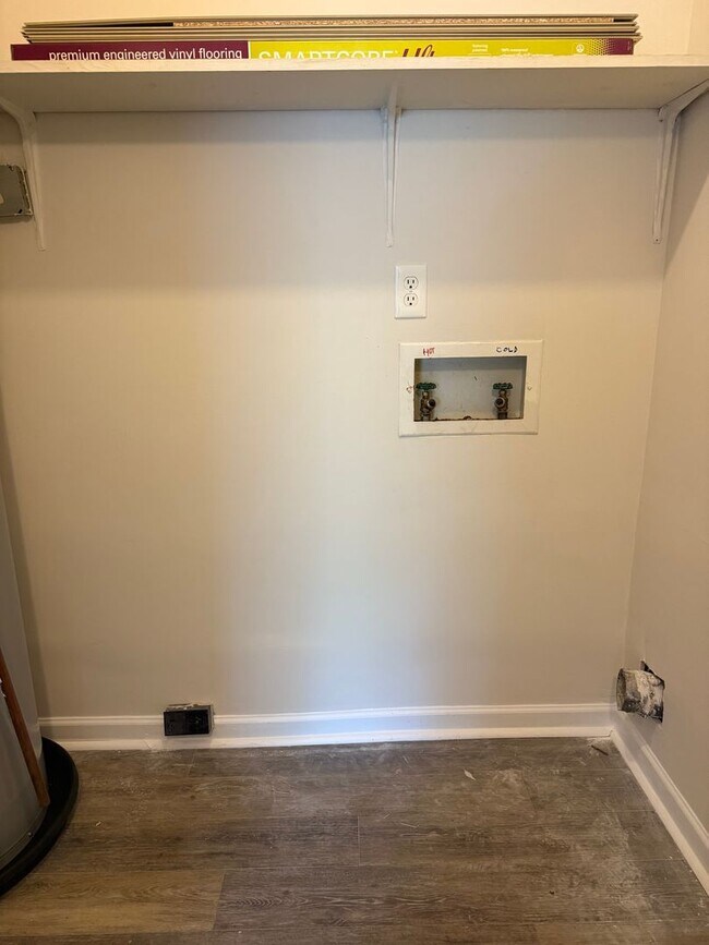 Building Photo - 2 BR in Charlestown Square