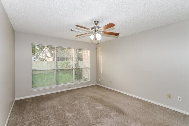 Building Photo - 1602 Clear Valley Dr