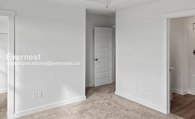 Building Photo - 3 Bed/3 Bath Townhome with Off-Street Parking / Pet-Friendly / Vouchers Accepted / Available Now!