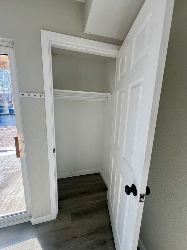 Building Photo - Conveniently located updated 2 bedroom!