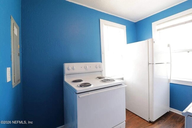 Building Photo - 1243 W 25th St