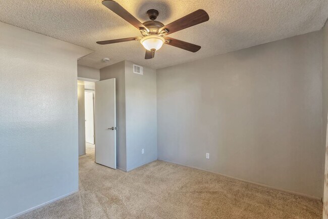 Building Photo - 3511 S Alder Dr
