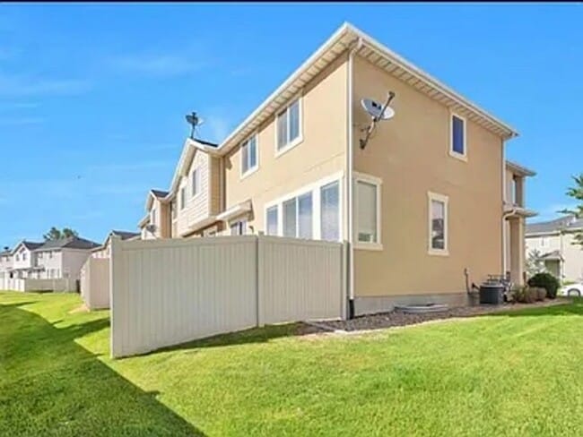 Building Photo - Spacious and Townhome Now Available!