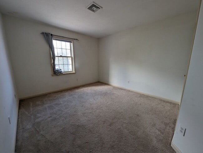 Building Photo - 2 Bed 1 Bath Second Floor Corner Unit