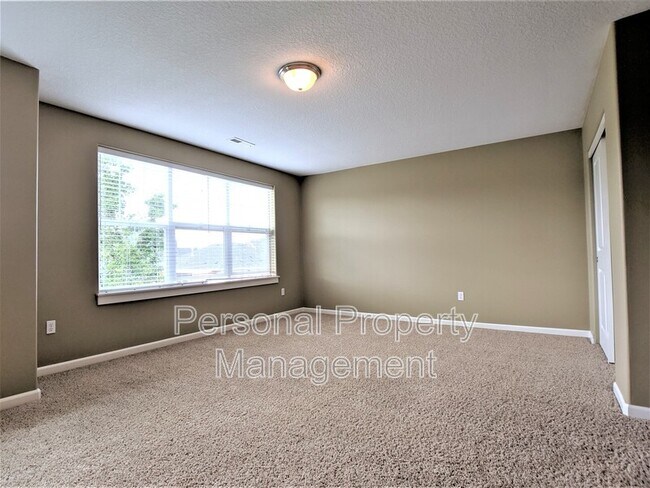 Building Photo - 10405 NE 98th Ave