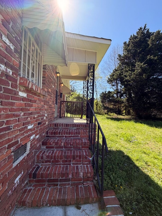 Building Photo - Brick 3/1 House in North Rome $950