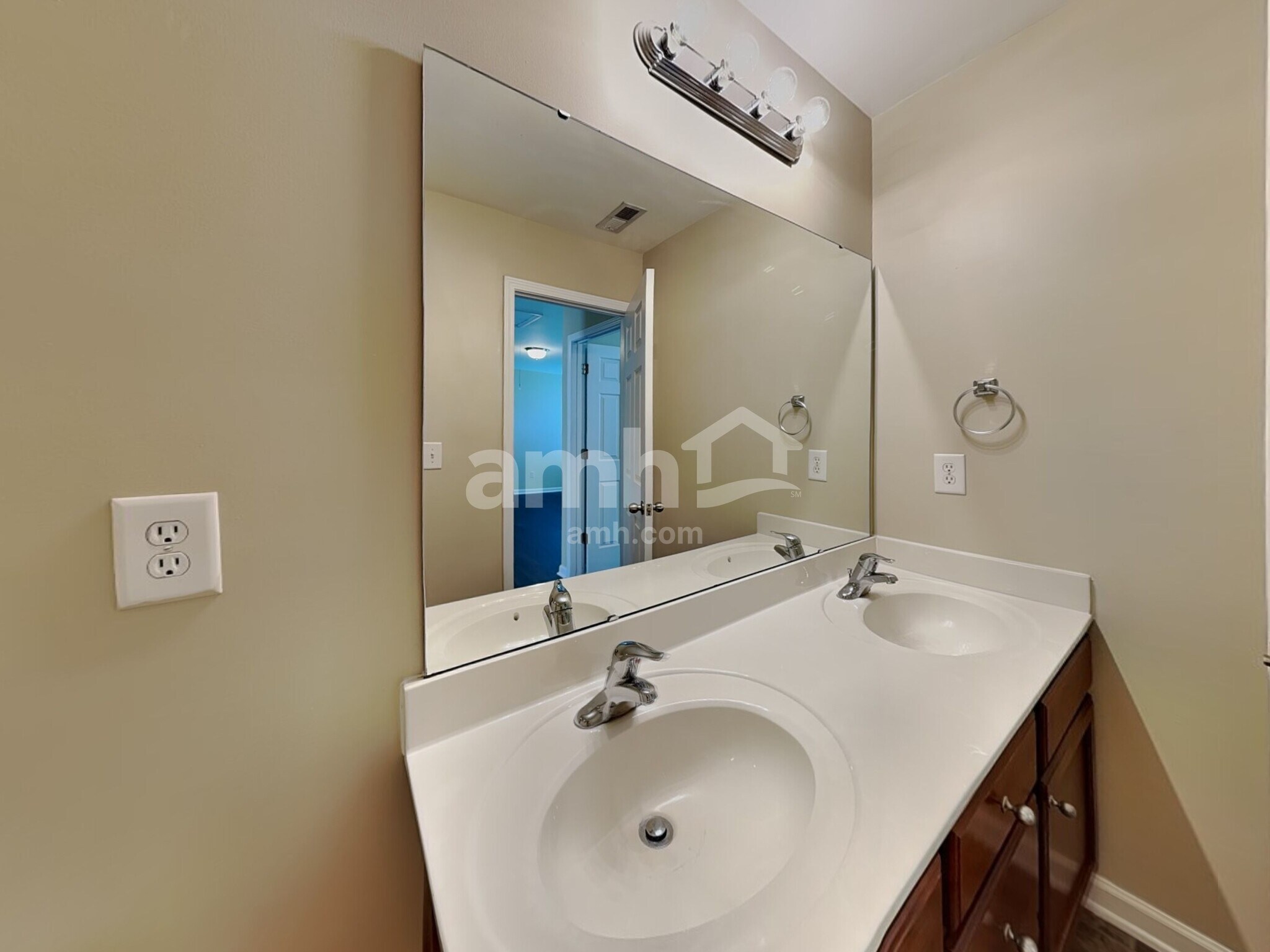 Building Photo - 88 Killington Dr