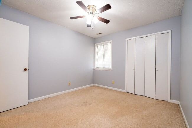 Building Photo - Cute, Spacious 3 BD Townhouse Near UNC and I-40!
