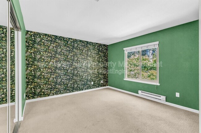Building Photo - 300 Glenwood Cir