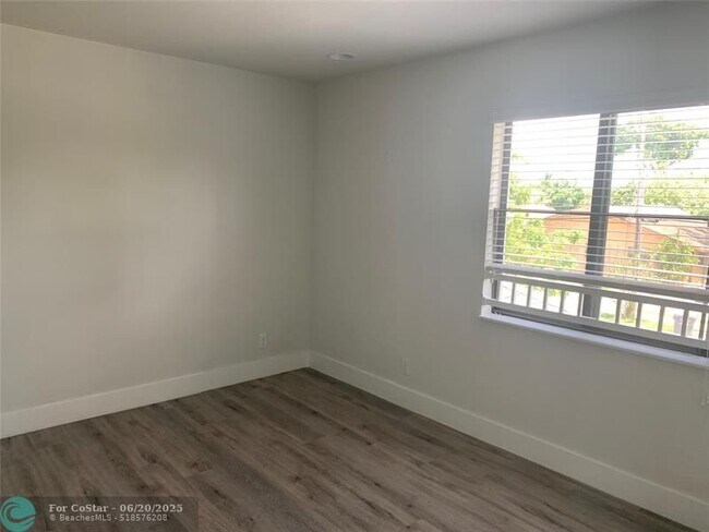 Building Photo - 5613-5615 Polk St