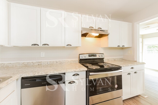 Building Photo - Prepare to fall in love with this 3 bedroom, 2 bathroom home