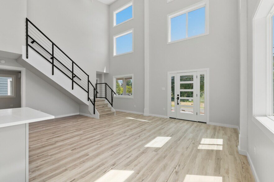Building Photo - 300 Riverside Dr