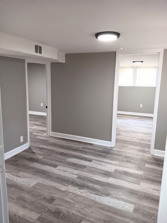 Building Photo - Spacious Showstopper