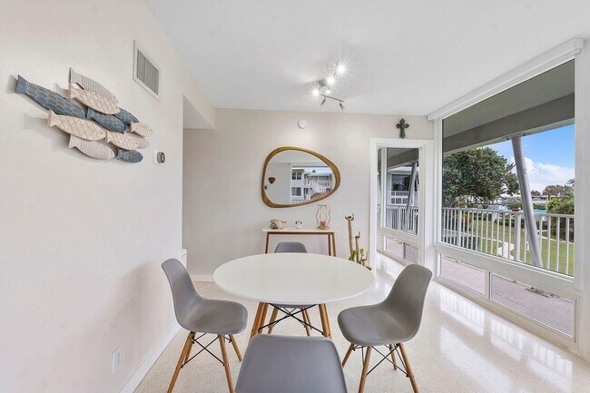 Building Photo - 1221 Hillsboro Mile