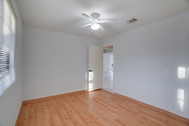 Building Photo - 5722 Shreveport Dr