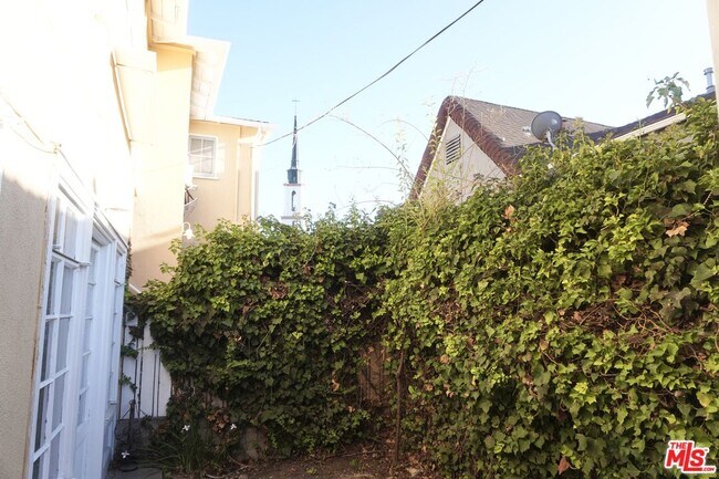 Building Photo - 951 Masselin Ave