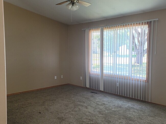 Building Photo - Three bedroom two bathroom twin home