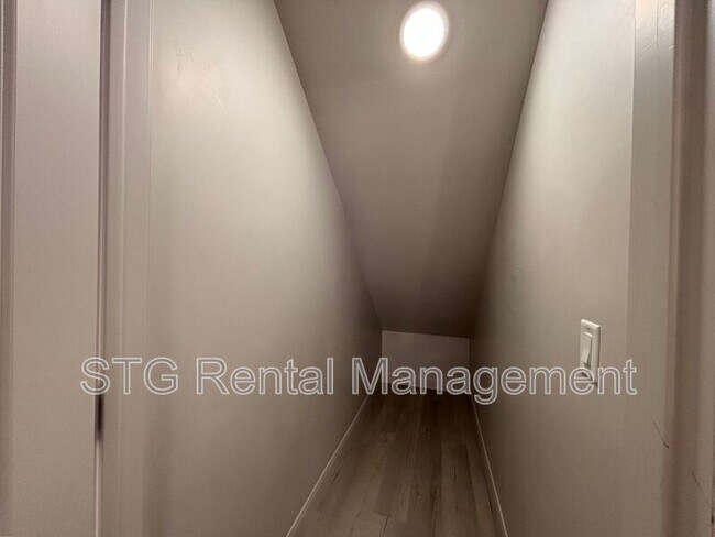 Building Photo - 840 Twin Lakes Dr