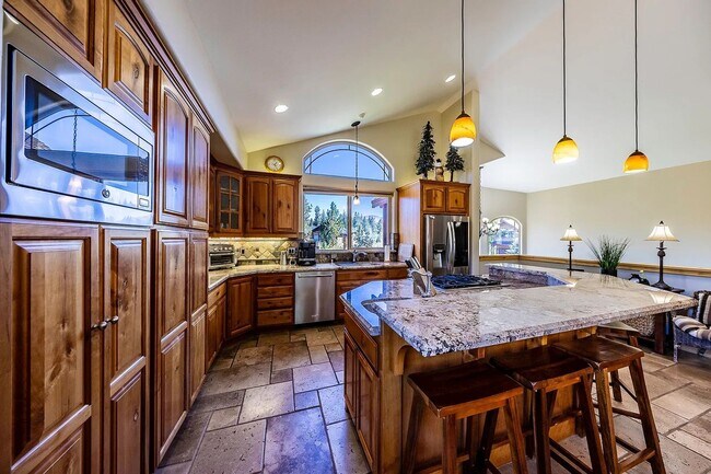 Building Photo - Large Mountain Luxury Home