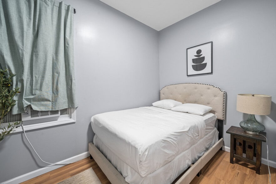 Building Photo - 20 W 48th St