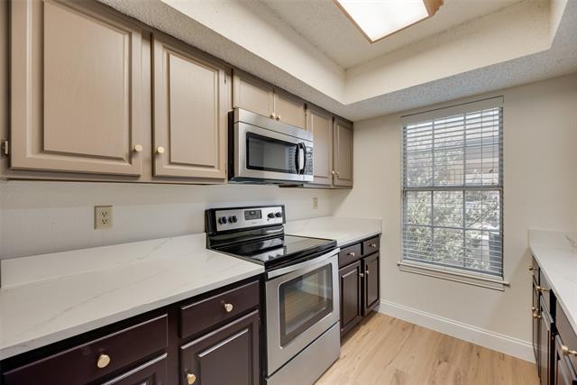 Building Photo - 708 Woodbend Dr