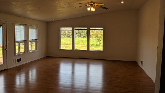 Primary Photo - Spacious 4bed/2bath in desirable Pleasant ...