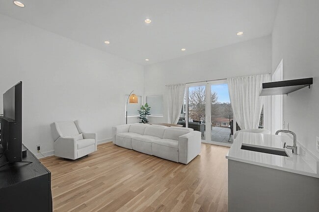 Building Photo - 2510 Barclay Dr